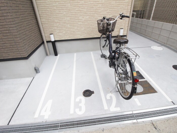 物件外観写真4　(駐輪場)