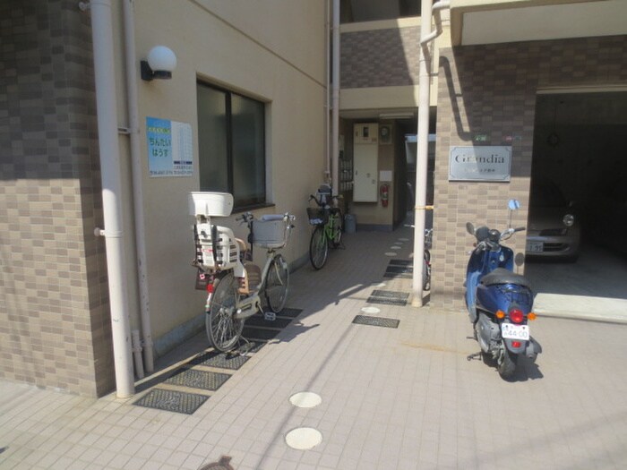 物件外観写真3　(エントランス部分)