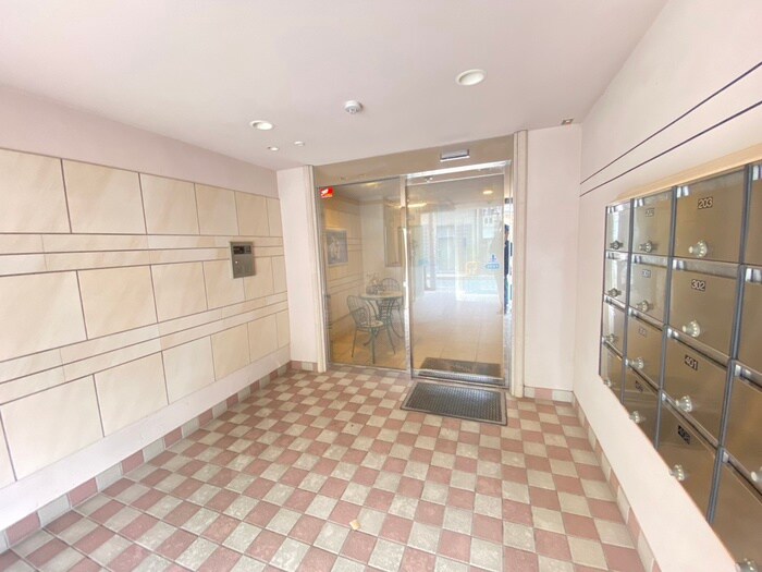 物件外観写真2　(エントランス部分)