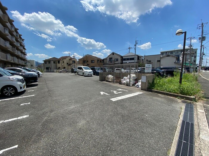 物件外観写真4　(駐車場)