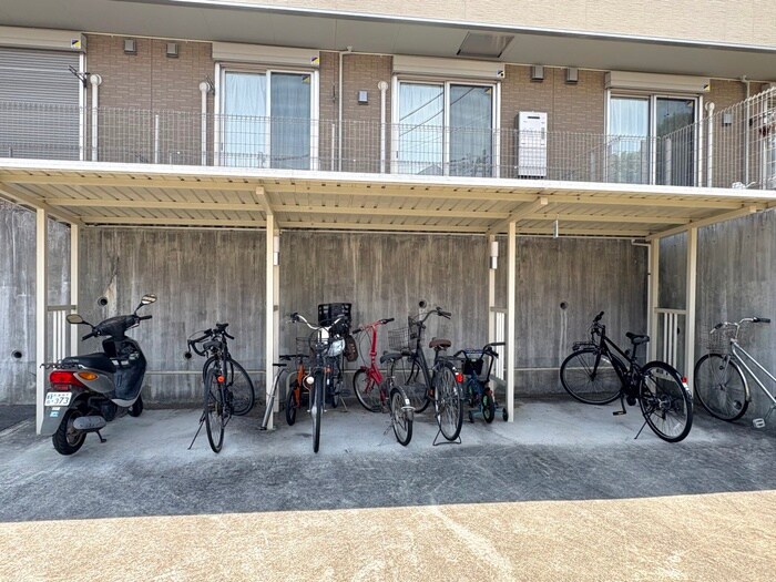 物件外観写真3　(駐輪場)