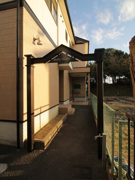 物件外観写真3　(エントランス部分)