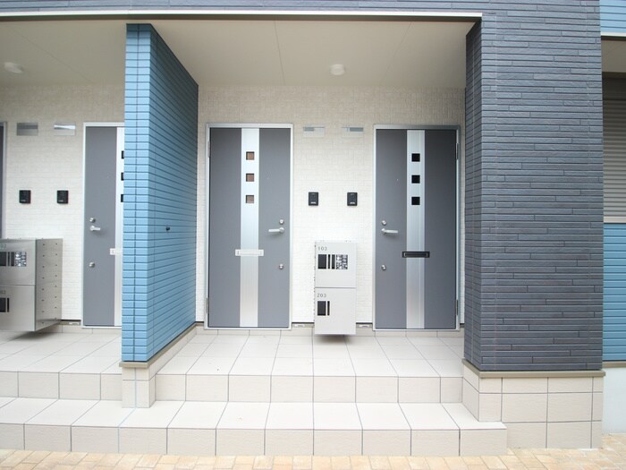 物件外観写真2　(エントランス部分)