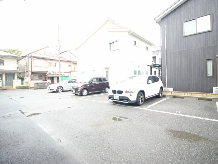 物件外観写真5　(駐車場)