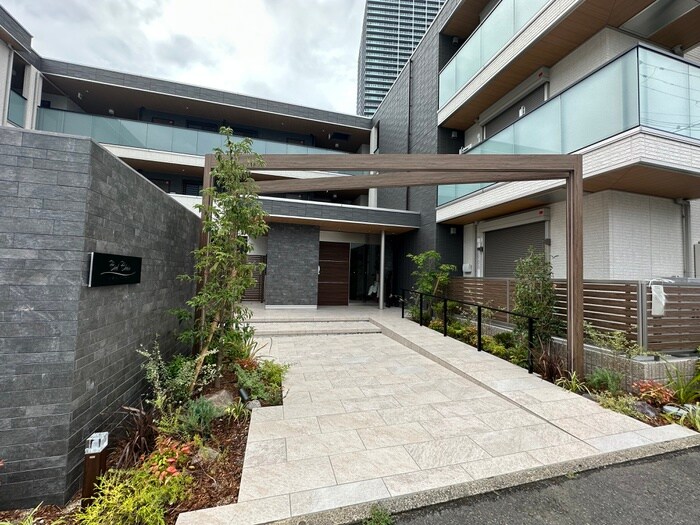 物件外観写真2　(エントランス部分)