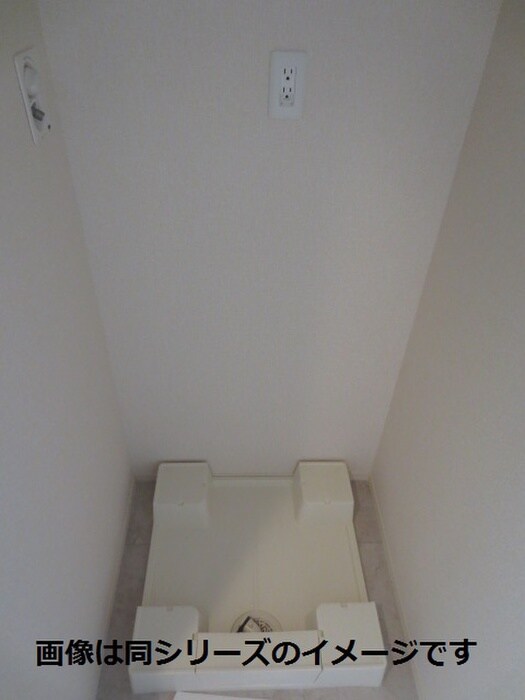 物件内観写真15　(洗濯機置場)
