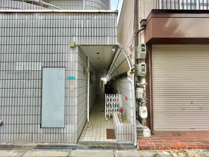 物件外観写真4　(エントランス部分)