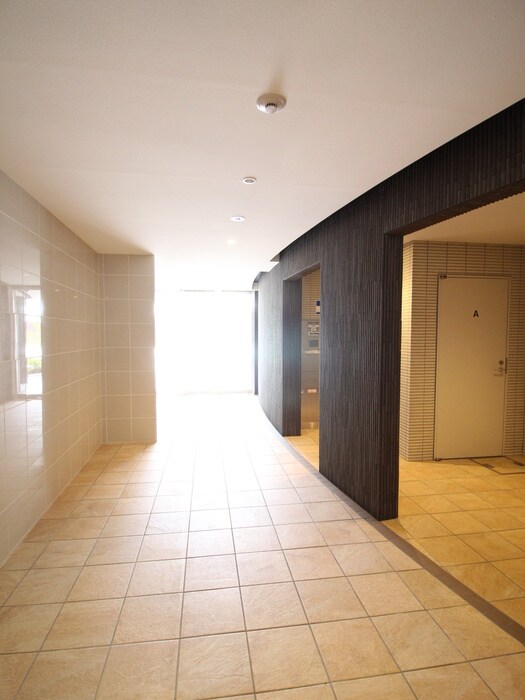 物件外観写真6　(エントランス部分)