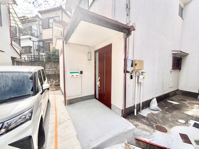 物件外観写真3　(エントランス部分)