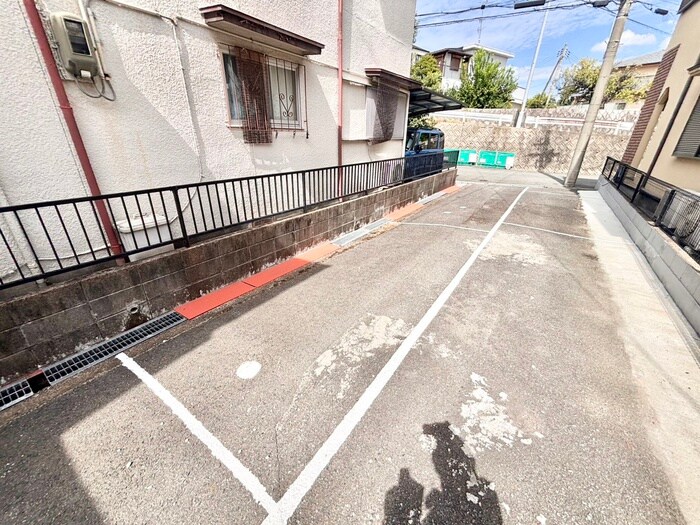 物件外観写真4　(駐車場)