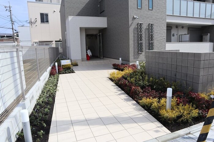 物件外観写真2　(エントランス部分)