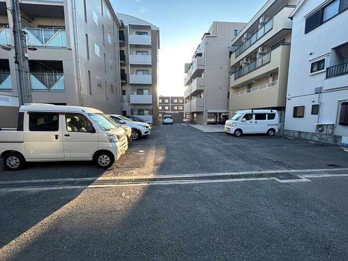 物件外観写真5　(駐車場)