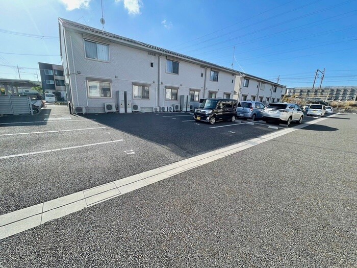 物件外観写真2　(駐車場)