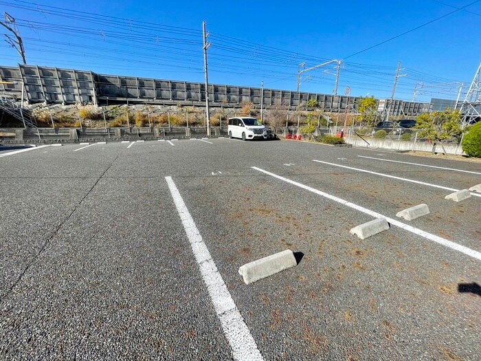物件外観写真3　(駐車場)