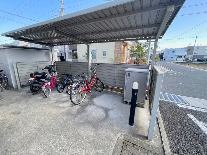 物件外観写真4　(駐輪場)