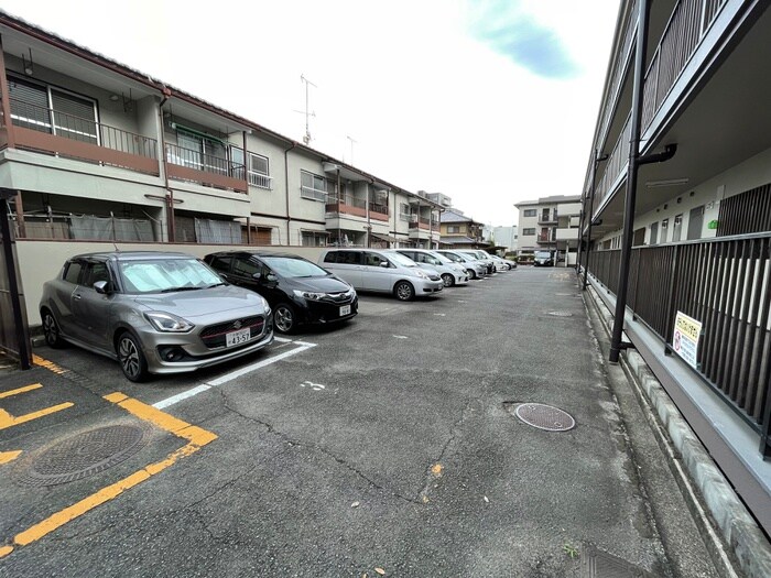 物件外観写真4　(駐車場)