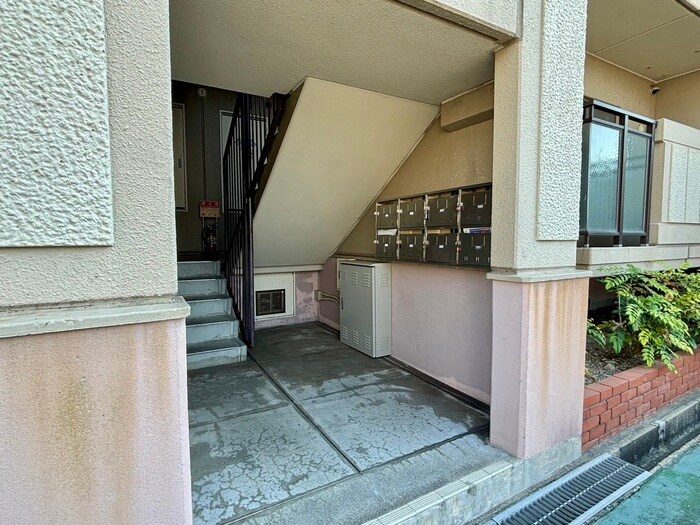 物件外観写真4　(エントランス部分)