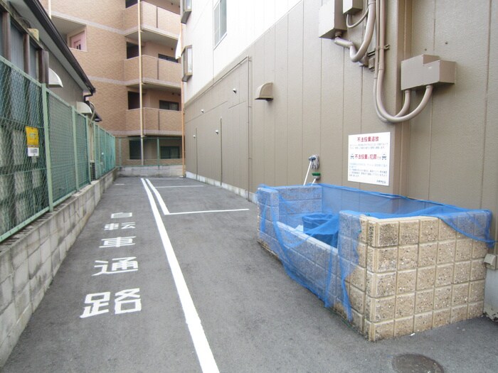 物件外観写真3　(駐車場)