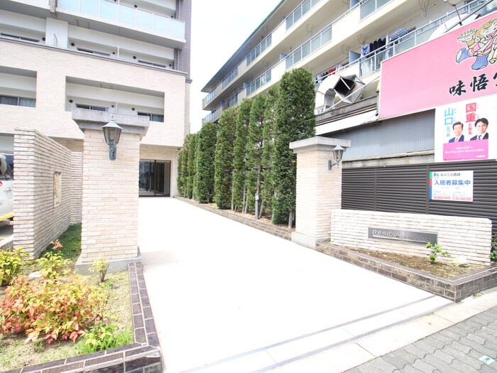 物件外観写真2　(エントランス部分)