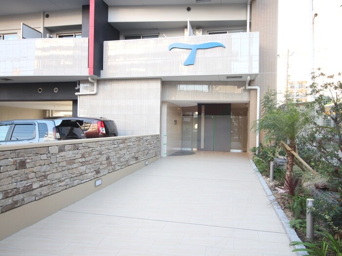 物件外観写真2　(エントランス部分)