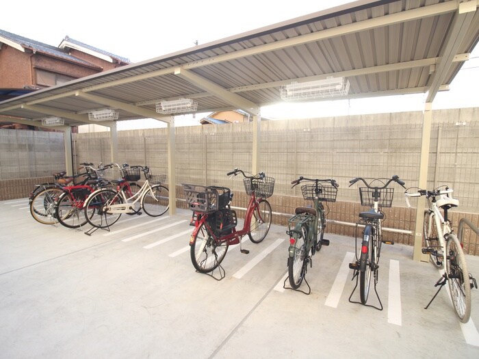 物件外観写真4　(駐輪場)