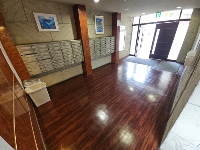 物件外観写真2　(エントランス部分)