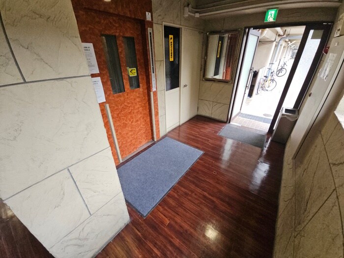 物件外観写真3　(エントランス部分)