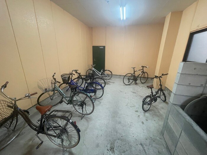 物件外観写真4　(駐輪場)