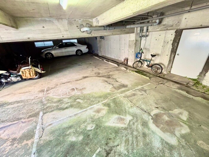 物件外観写真2　(駐車場)