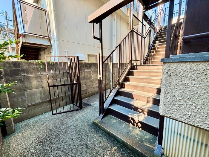 物件外観写真4　(エントランス部分)