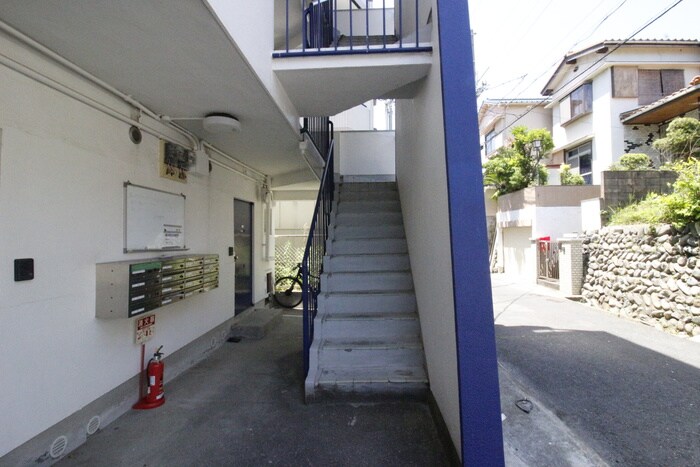 物件外観写真2　(エントランス部分)