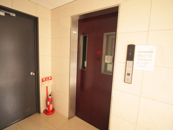 物件外観写真5　(エントランス部分)