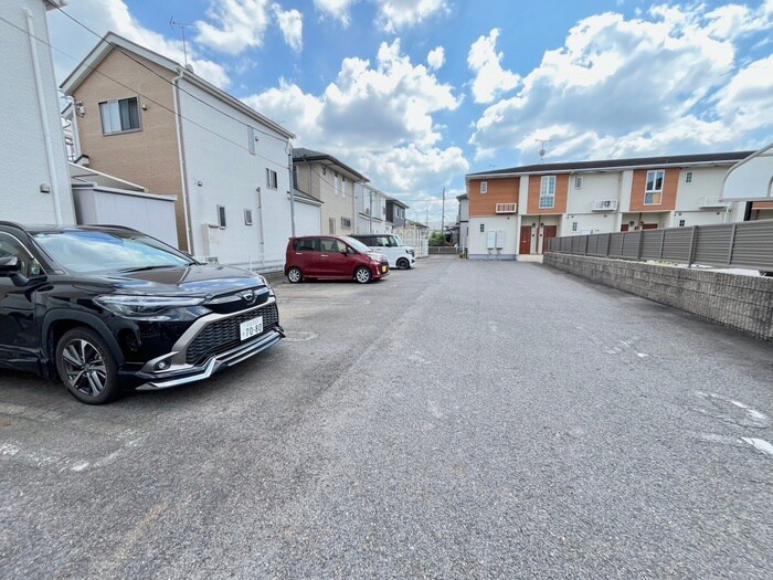物件外観写真2　(駐車場)