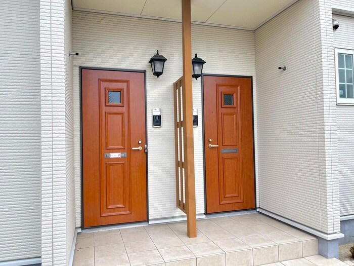 物件外観写真5　(エントランス部分)