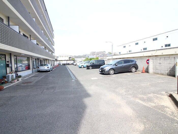 物件外観写真3　(駐車場)