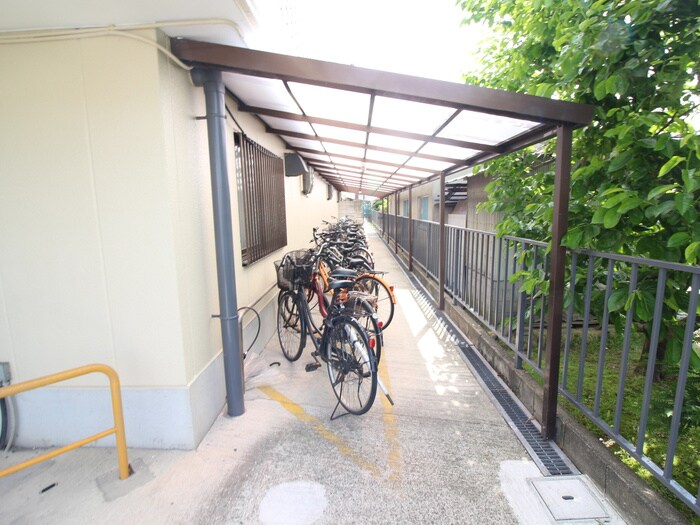 物件外観写真4　(駐輪場)