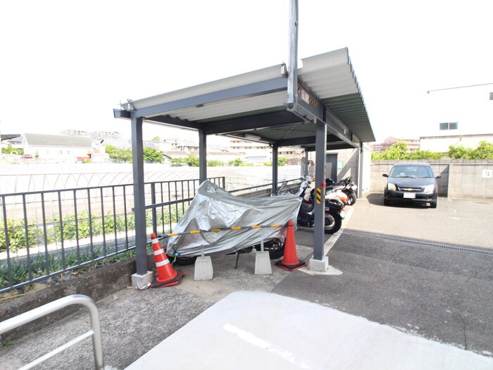 物件外観写真5　(バイク置き場)