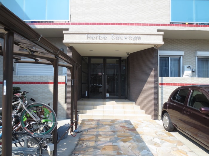 物件外観写真2　(エントランス部分)