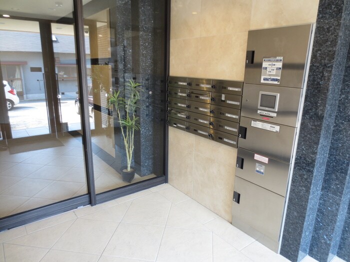 物件外観写真4　(エントランス部分)