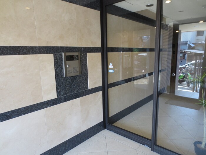 物件外観写真5　(エントランス部分)