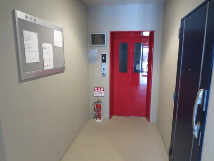 物件外観写真6　(エントランス部分)