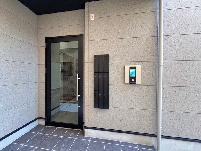 物件外観写真2　(エントランス部分)