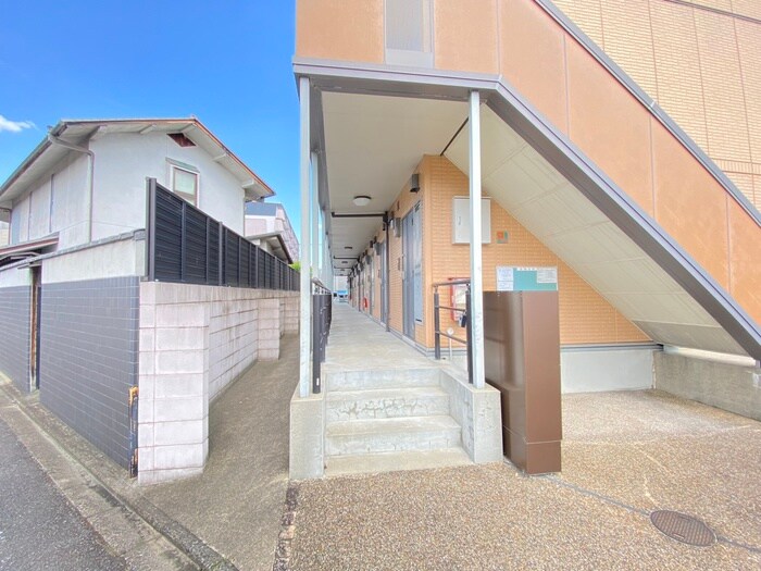 物件外観写真2　(エントランス部分)