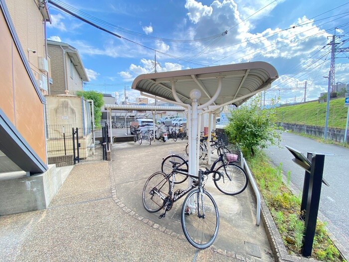 物件外観写真4　(駐輪場)