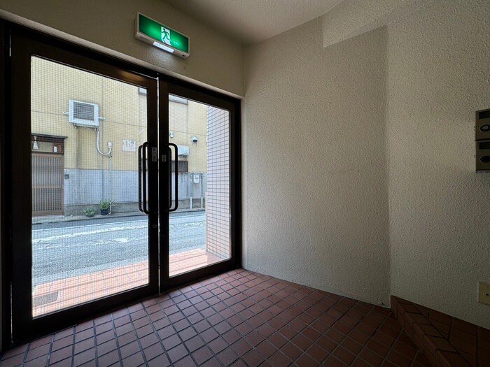 物件外観写真2　(エントランス部分)