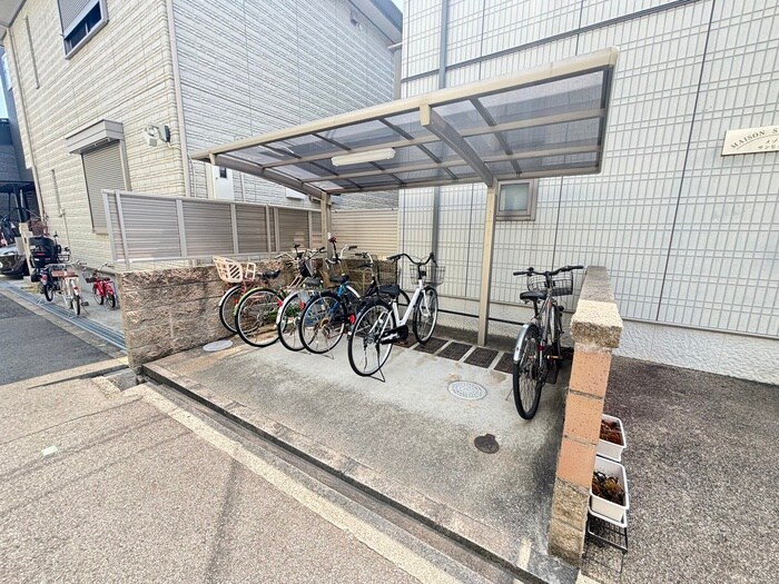 物件外観写真3　(駐輪場)