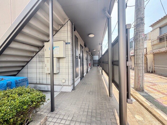 物件外観写真4　(エントランス部分)