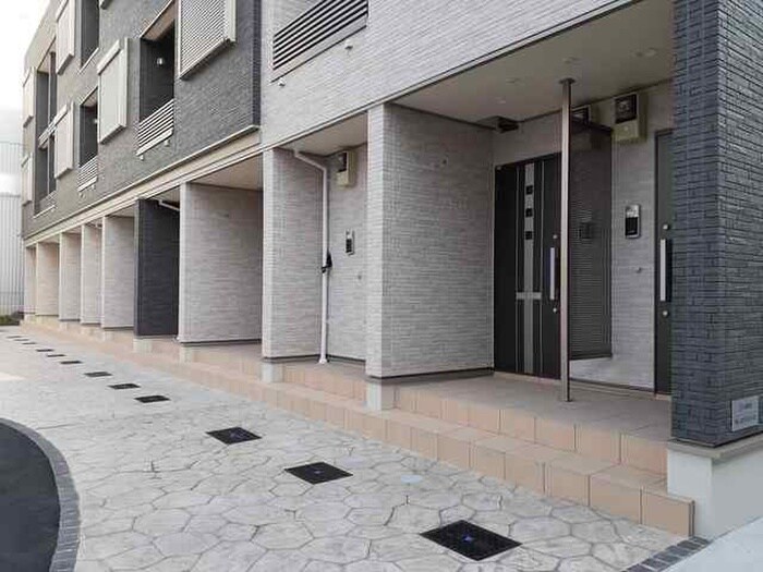 物件外観写真2　(エントランス部分)