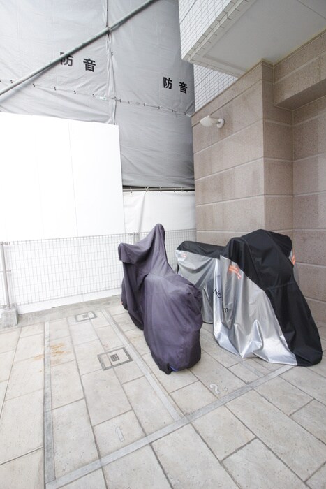 物件外観写真6　(バイク置き場)