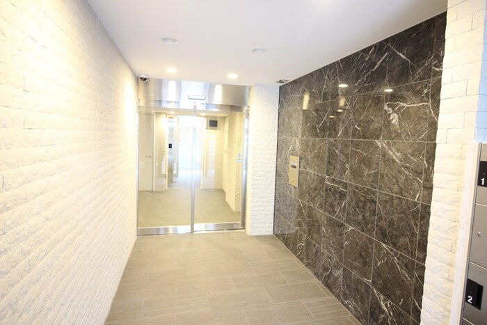 物件外観写真2　(エントランス部分)